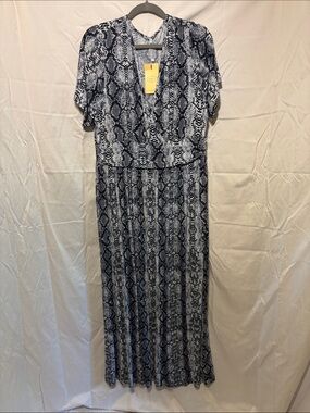 Women's black/gray/white Snake-Print Maxi Dress. Short sleeve, pockets
